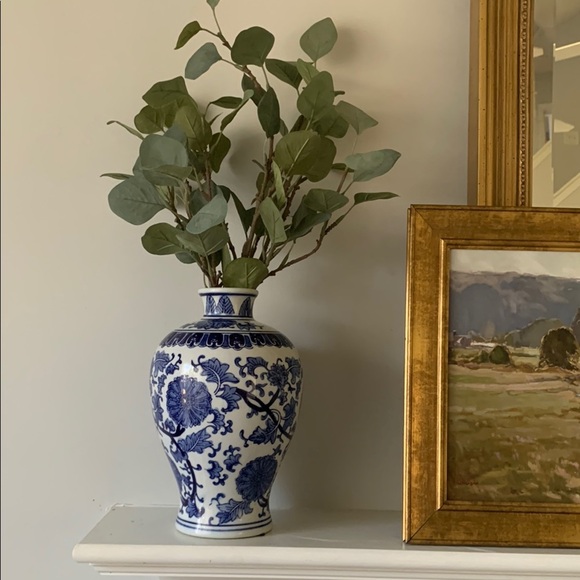 Chinoiserie Elegant Blue and White Floral Accent Vase ceramic new home decor - Picture 3 of 11
